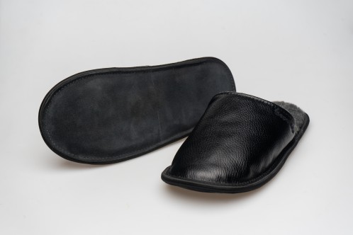 Leather slippers for men with dark wool